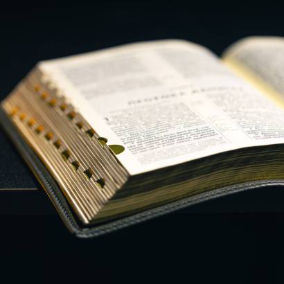 Open Bible on a black background. Religion concept. High quality photo. Bible with golden pages. Space for text. Bible book close-up. SSUCv3H4sIAAAAAAAAA41PQY6DMAz8i88gNVBAy1eqPZjEoVaBVIlptUL5+yaUqtfmNOOJZ8YbsIEebGOVUvWp7LDDUimyJTZNW1qjVKerszW2hgIMCkGv6rpT3bn9aauqPeVXwICBNfQb8DStQTwKuwX6pHhaDPkdkmFxnnFKLBYQBGUNFNJaYjp5j0nd+dvvsuV5KpjCwzpkEIsvZ78F4EiL/sv+MReZCPe4S5JuTyE/H9lOrrlihnfPmpfx6JROcfMLL07y7p4gTt/YHMuvM66cpj5nwXqfHBoyh7wOM4u8qacH0/PzO8b4DxsBEkWEAQAA